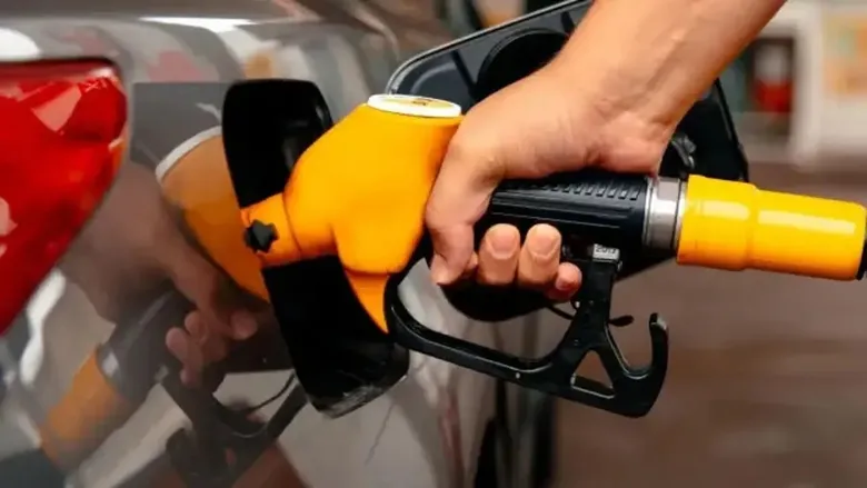 benzin-ve-mazota-zam-var-mi-akaryakit-fiyatlarinda-son-durum-27-ekim-sali-benzin-motorin-ve-lpg-kac-tl-oldu-1793076725286.jpeg