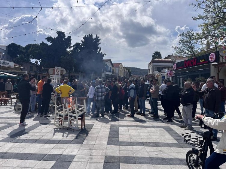 İzmir Foça’da belediye başkanını protesto eden esnaf, masa ve sandalye yaktı