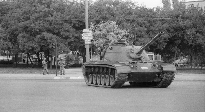 tarihin-kara-lekesi-12-eylul-1980-darbesinin-uzerinden-45-yil-gecti-1757658168216.jpg
