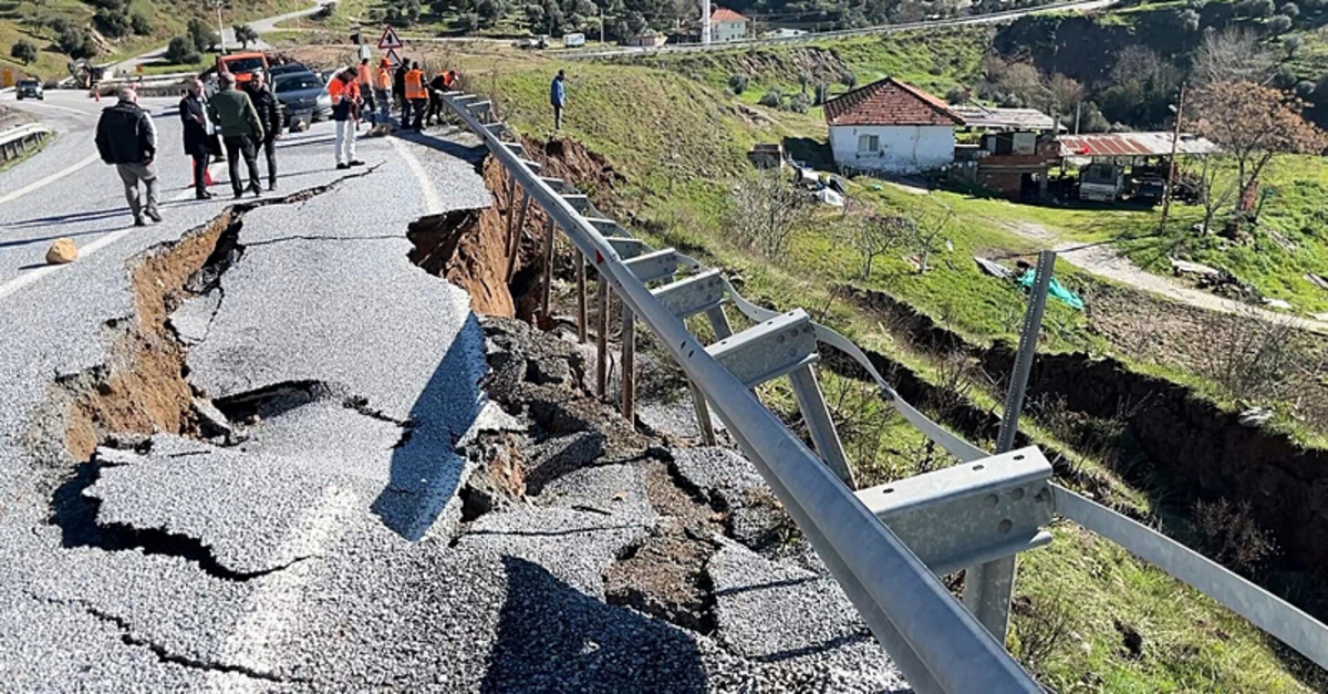 Aydın'da sağanak sonrası toprak kaydı!
