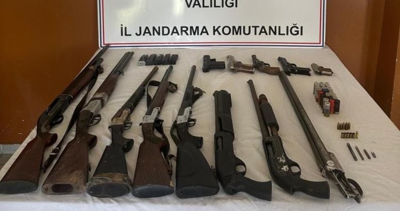 Sosyal medyada silah satan şahsın evinden adeta cephanelik çıktı