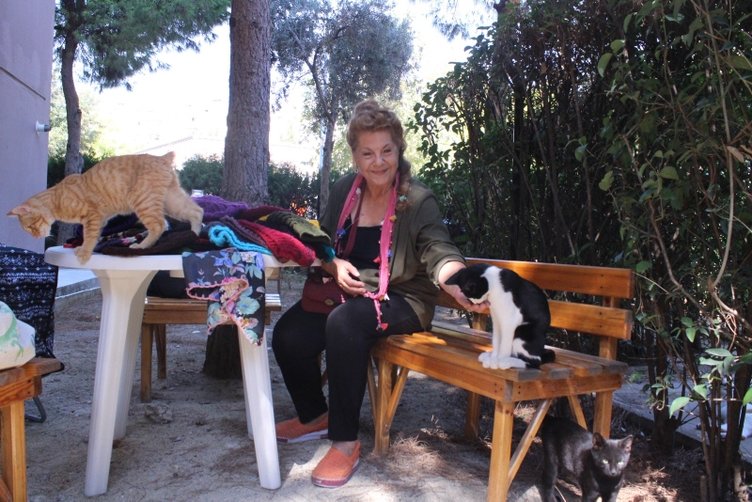 Ünlü oyuncu Fatma Belgen pazarda bere satıyor