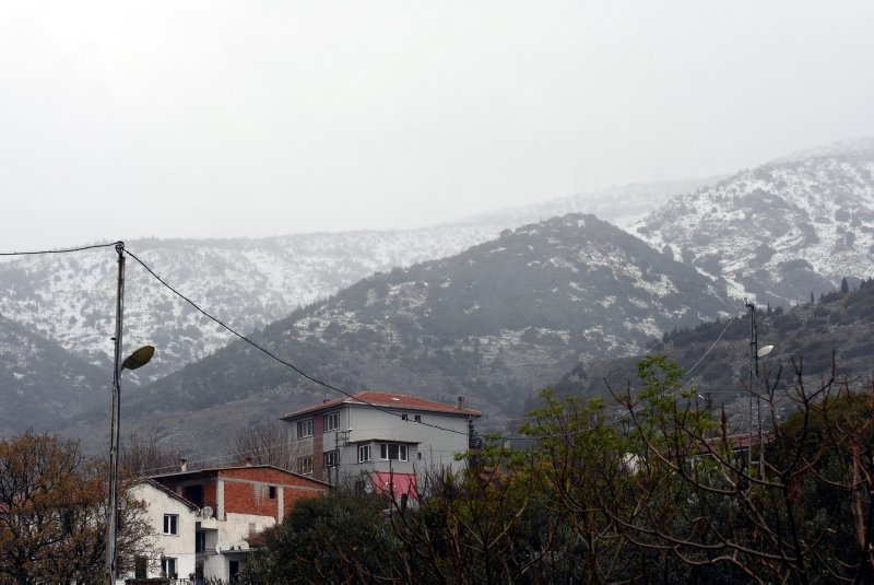 İzmir’in dağları karla kaplandı! Rüzgar zor anlar yaşattı