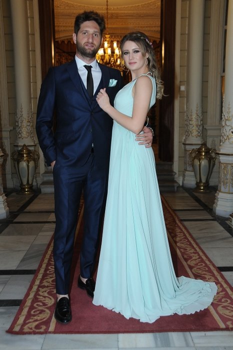 Gizem Karaca’ya İzmir’de dolandırıcı darbesi