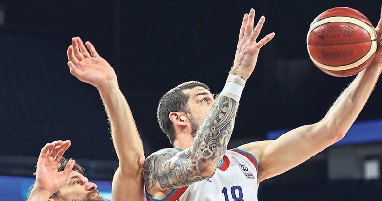 Anadolu Efes bir adım önde