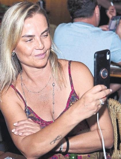 Hem dinledi hem çekti