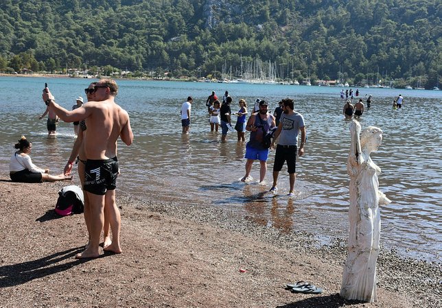 Kızkumu'nun 'prenses' heykeli şimdi de 'küllük' olarak kullanılıyor