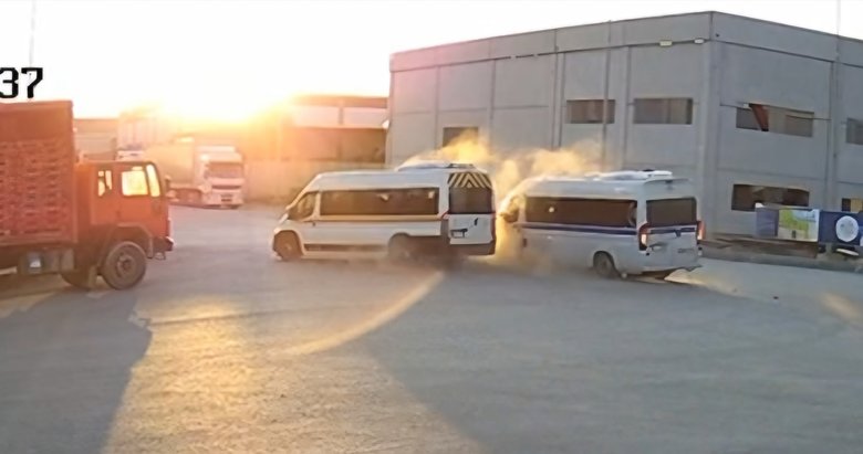 Manisa’da işçi servisleri kaza yaptı! O anlar kamerada