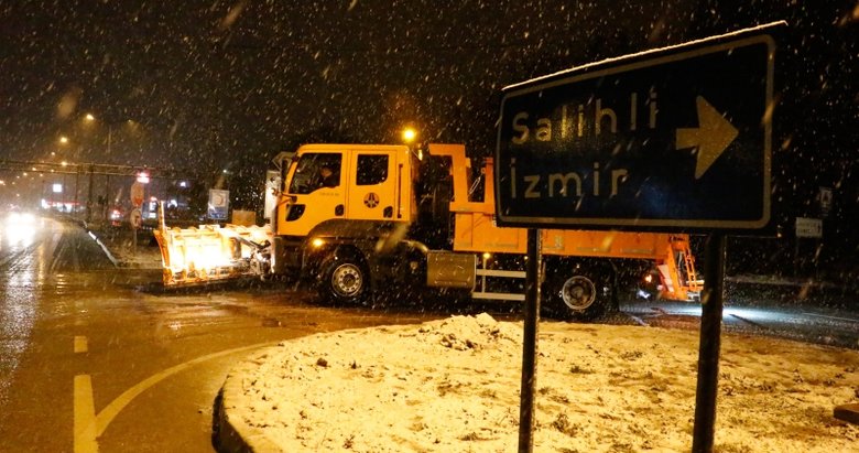 Manisa’da kar yağışı ulaşımı engelledi