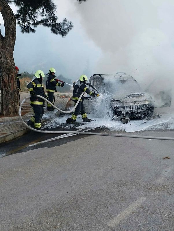 Alev alev yanan otomobil kullanılamaz hale geldi