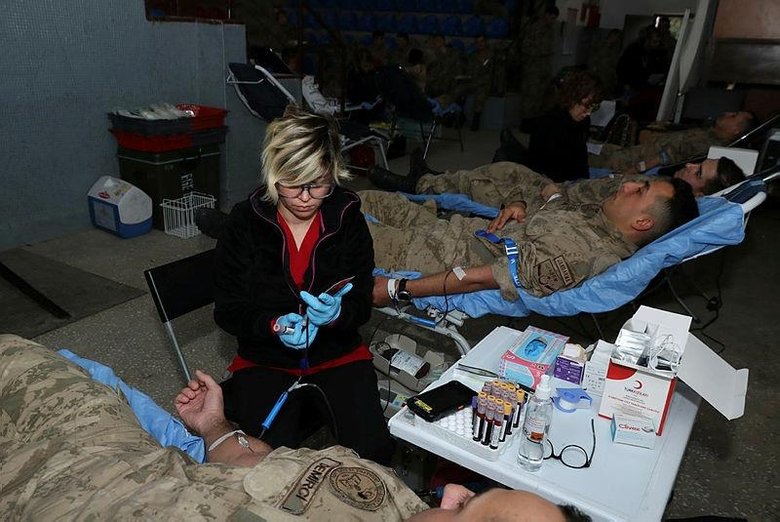 Foça’daki jandarma komandolar, kan bağışıyla da Türk milletinin yanında