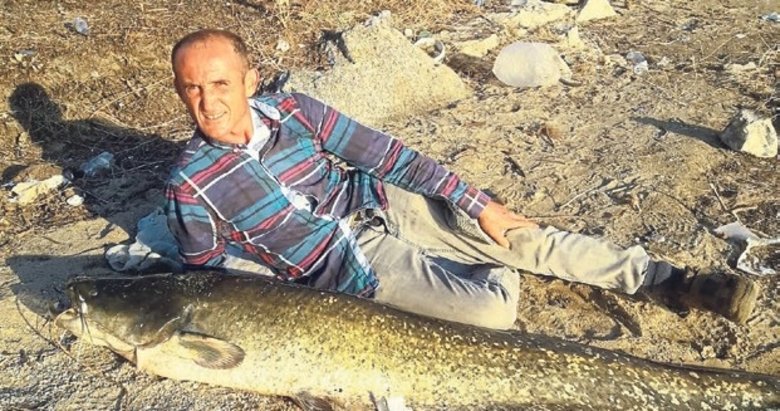 Barajda 62 kilo ağırlığındaki dev balığı yakaladı