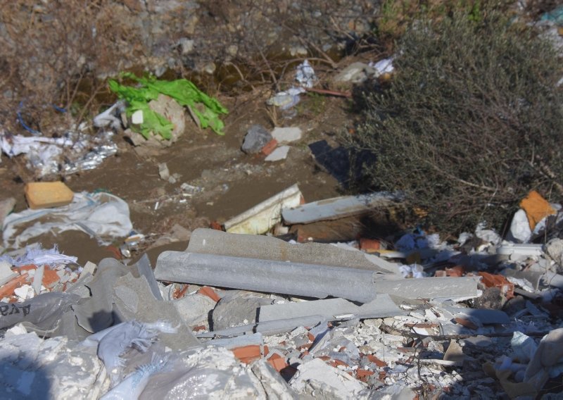 İzmir’de tarım alanı çöplüğe dönüştü! CHP’li belediye tepkilerin odağında