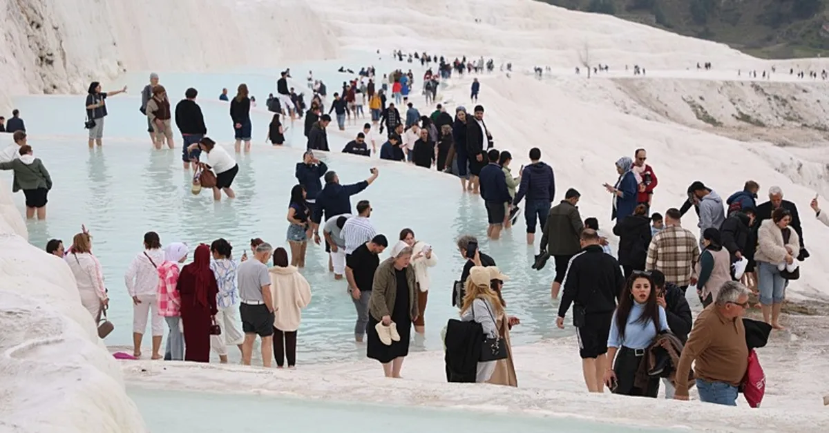 Pamukkale'de Ramazan Bayramı Yoğunluğu: Ziyaretçiler Tarihin İçinde Dolaşıyor