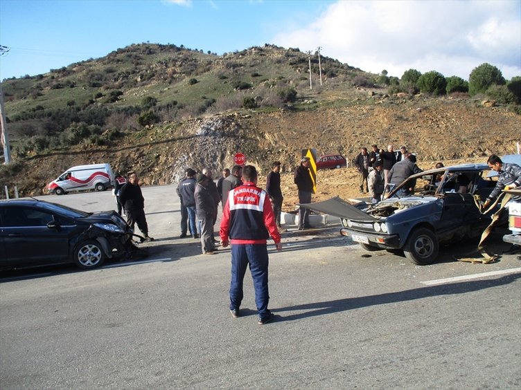 İzmir Kiraz’da iki otomobil çarpıştı: 6 yaralı
