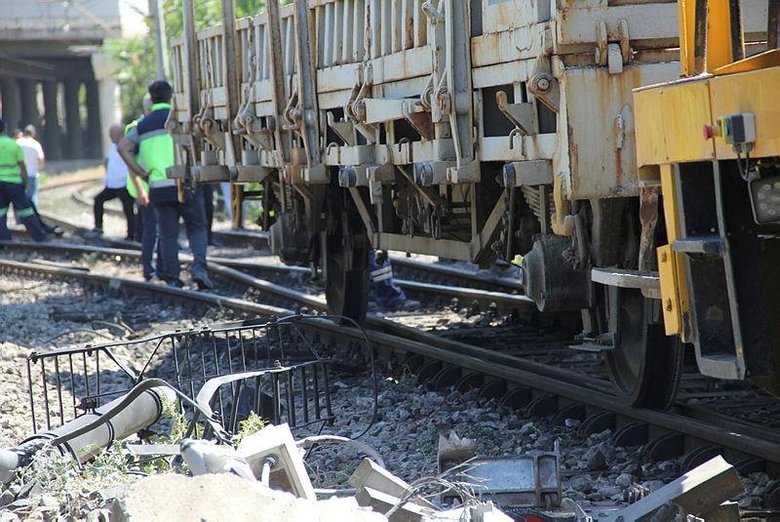 Kaza İZBAN seferlerini aksattı! 6 saatlik çalışmayla kaldırıldı