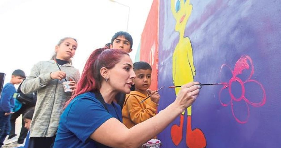 Depremzede çocukların gönüllü ressamı oldu