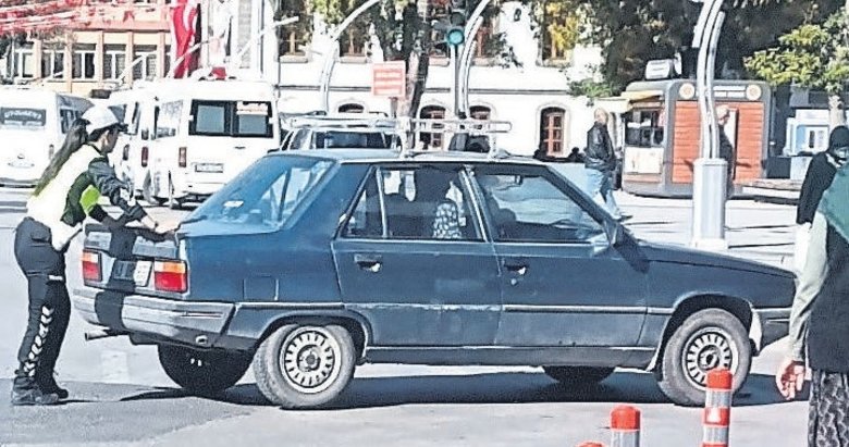 Kadın polisten örnek hareket