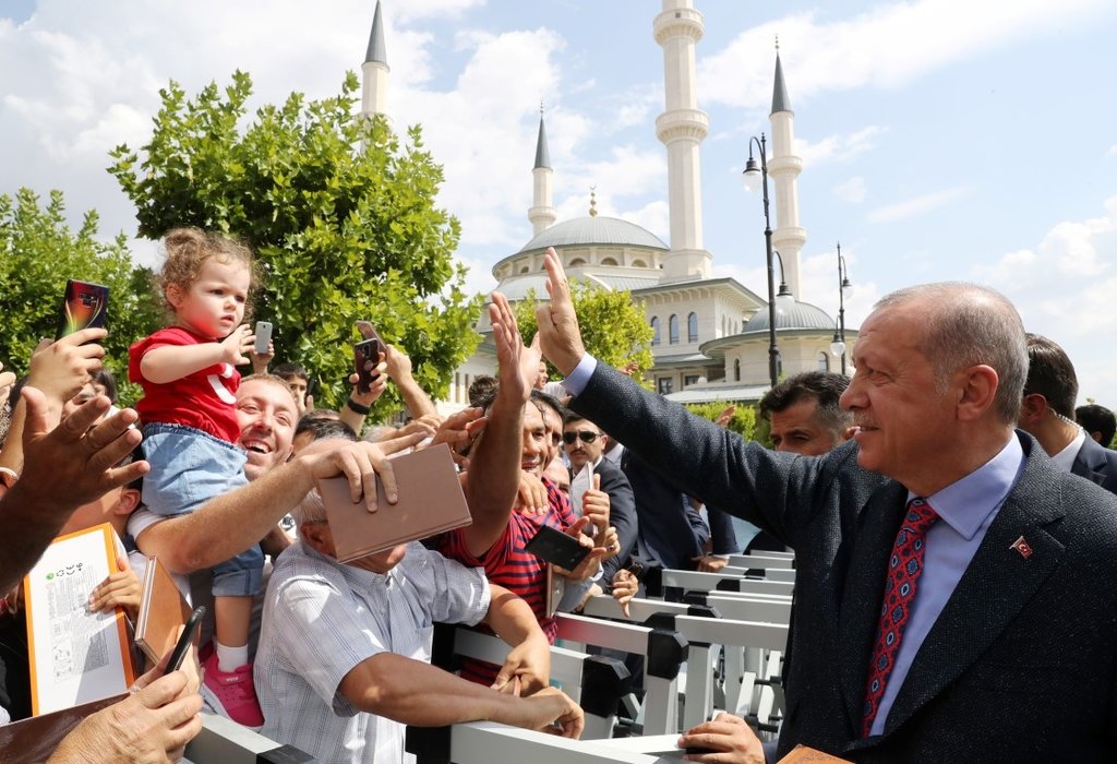 Başkan Recep Tayyip Erdoğan, cuma namazı sonrası vatandaşlarla sohbet etti