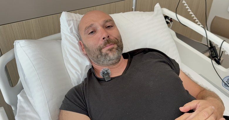 Sedyeyle geldi yürüyerek gitti