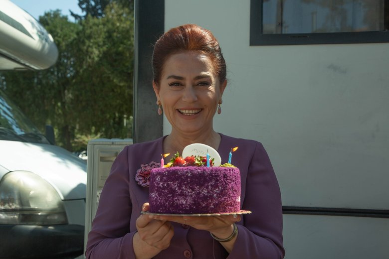 Usta oyuncu Nazan Kesal yeni yaşını sette kutladı!