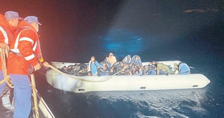 Foça açıklarında 86 düzensiz göçmen yakalandı