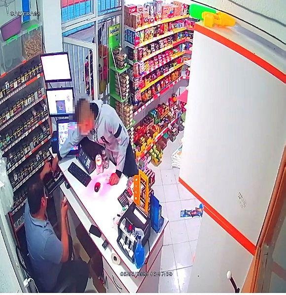 Babasına ait marketleri silah zoruyla soydu, tutuklandı