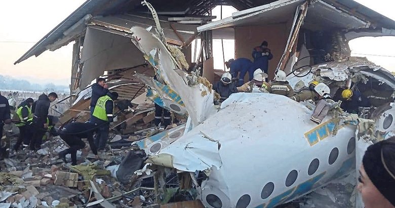 Kazakistan’da yolcu uçağı düştü: 15 ölü
