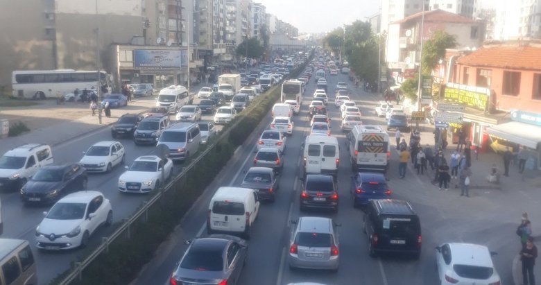 İzmir’de deprem sonrası trafik kilitlendi