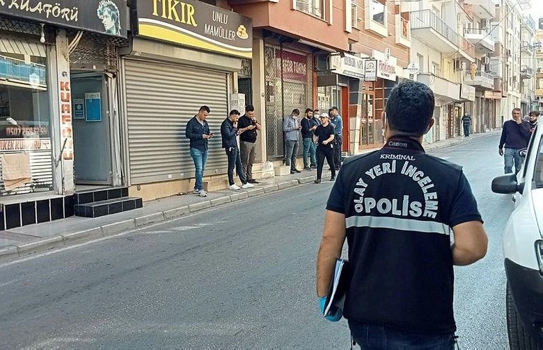 izmir de kanli olay kiz arkadasini defalarca bicaklayip intihar etti