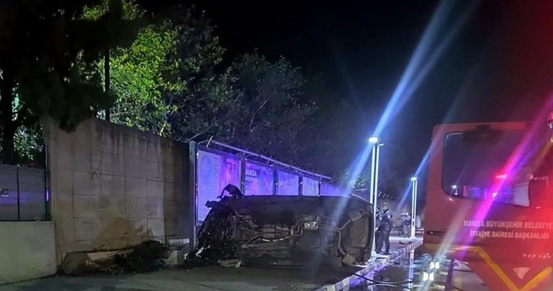 Manisa’da bir araç devrildi: 2 yaralı