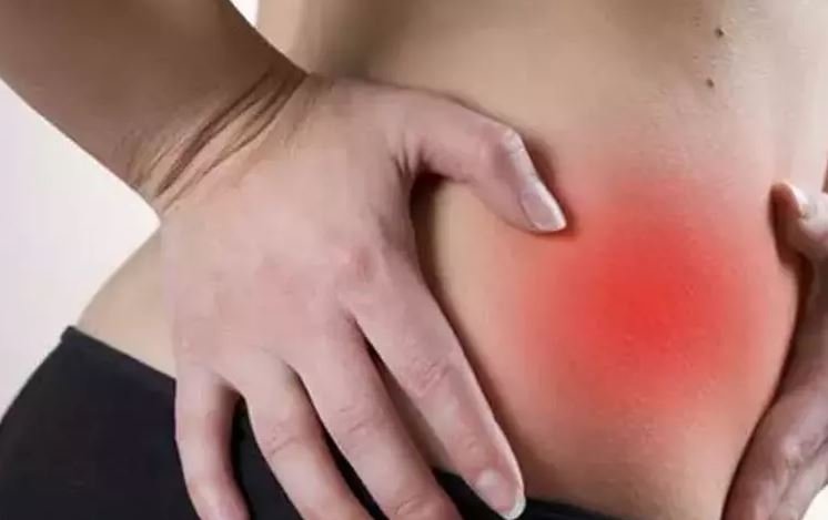 Göbeğiniz düşmüş olabilir! Karın ağrısından kıvrananlar dikkat!