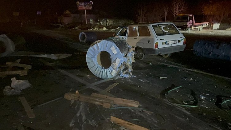 Afyon’da TIR’dan düşen metal rulolar felakete yol açtı: Araç hurdaya döndü