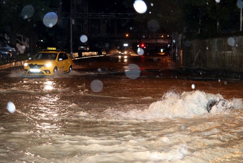 İzmir’i şiddetli yağış vurdu
