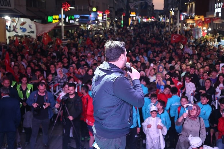 AK Parti’li İnan’dan CHP afişlerine sert eleştiri: İzmir sizden hakkını nasıl alsın?