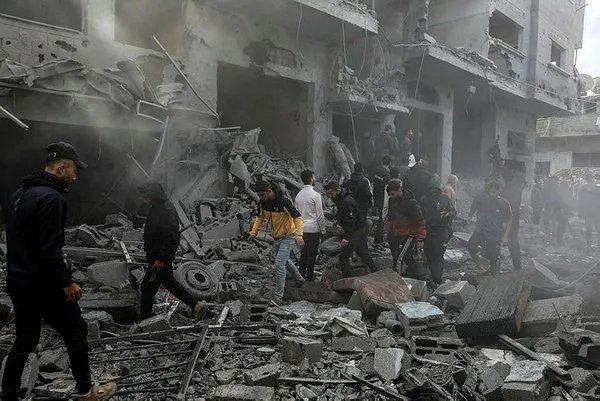 İsrail savaş uçakları Gazze’de okulu bombaladı: Çok sayıda ölü ve yaralı var