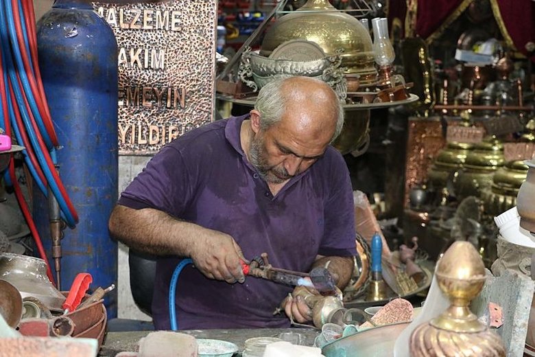 İzmir Kemeraltı Çarşısı’nda bu işi yapan tek kişi kaldı! Üretip Dubai, Katar ve Tayland’a gönderiyor