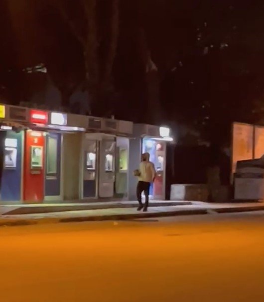 Parke taşıyla banka ATM’lerini tahrip etti