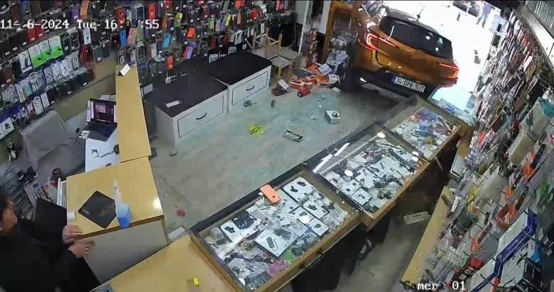 Fren yerine gaza bastı, dükkana daldı