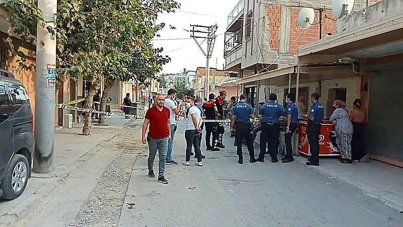 İzmir’de husumetlilerinden aileye silahlı saldırı