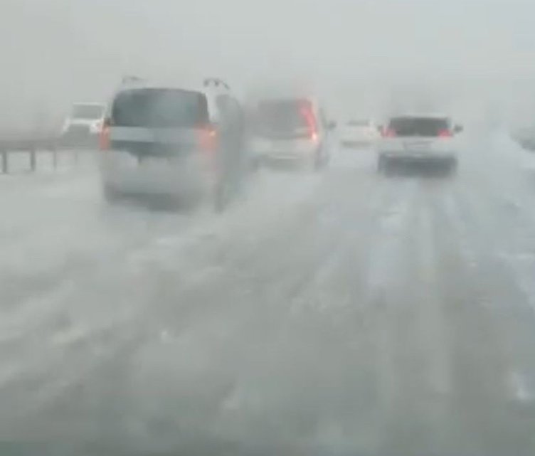 Aniden bastıran dolu yağışı zor anlar yaşattı: Bandırma-Bursa Otoyolu’nda trafik felç oldu!