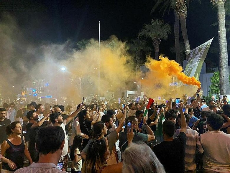 Bodrumspor taraftarı geceyi aydınlattı