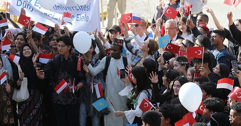 İzmir’deki yabancı öğrenciler İsrail’i kınadı, Filistinliler için beyaz balonlar bıraktı