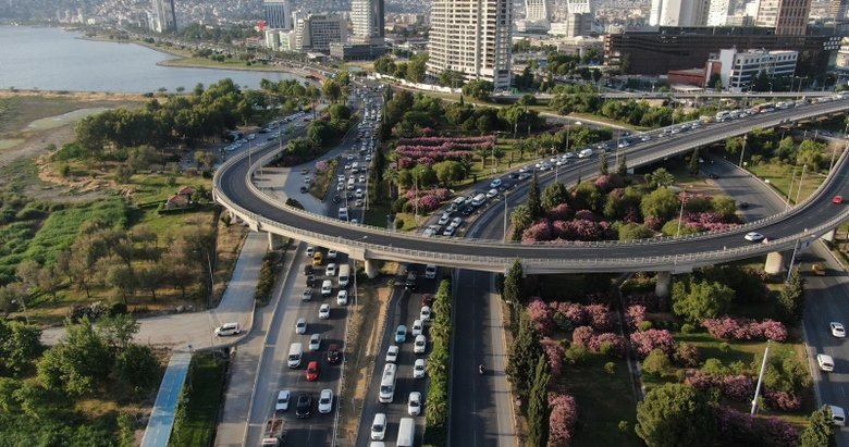 İzmir’in trafik çilesi! Vatandaştan belediyeye tepki