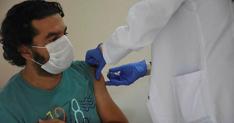 Çin’den getirilen korona aşısı, İzmir’de gönüllü sağlıkçılara uygulanmaya başladı