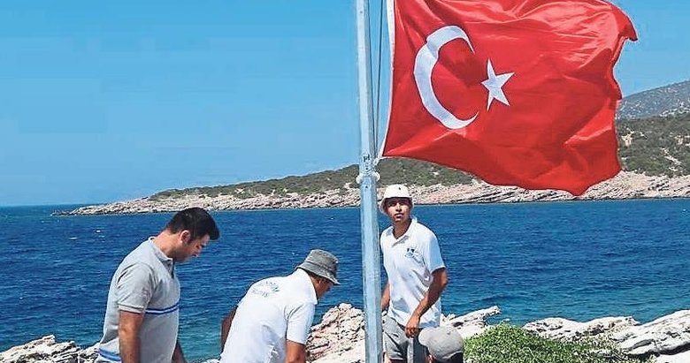 Bodrum’daki ada ve koylarda şanlı bayrağımız dalgalanıyor
