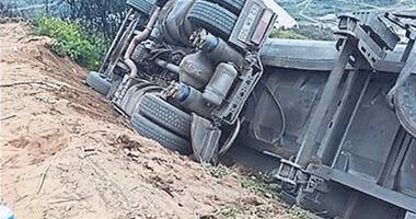 Ödemiş’te kamyon şarampole devrildi