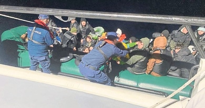 İzmir açıklarında 50 düzensiz göçmen yakalandı
