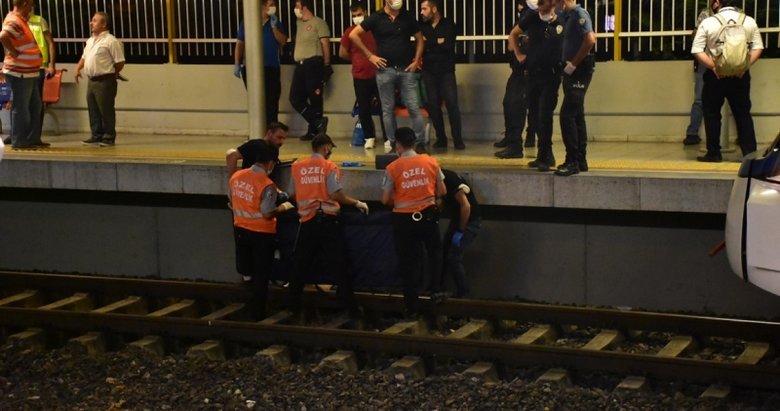 Raylara atlayan kişi, trenin çarpmasıyla öldü