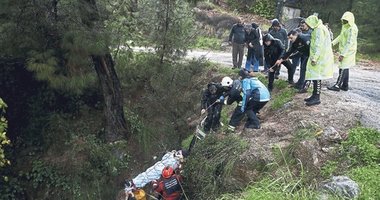 Kontrolden çıkan araç uçuruma yuvarlandı